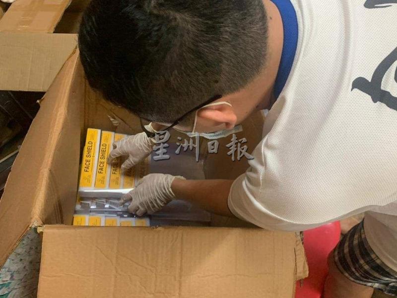 黄俊豪将面罩小心存放，切记不可忽略消毒步骤哦！