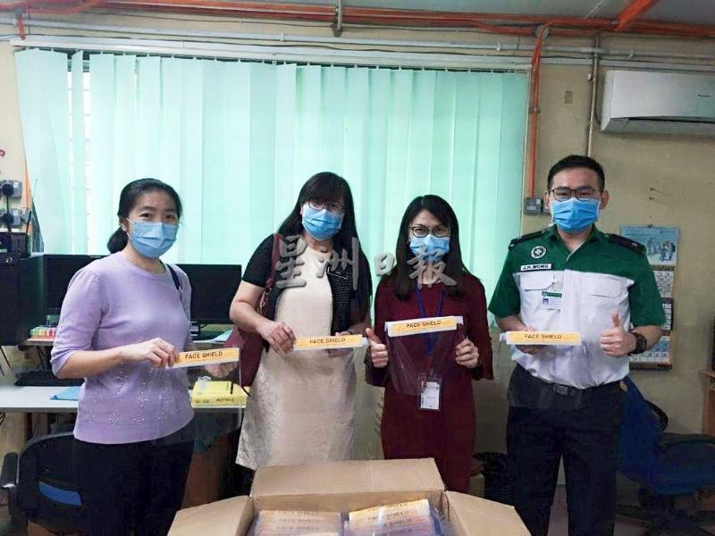 陈惠瑜老师（左起）、陈宝玲校长和黄俊豪（右一）转赠面罩给医护人员代表。