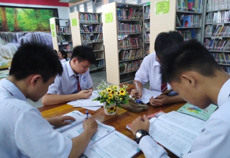 下课时也可以成群结队到图书馆，在中央的木质桌椅进行小组复习。
