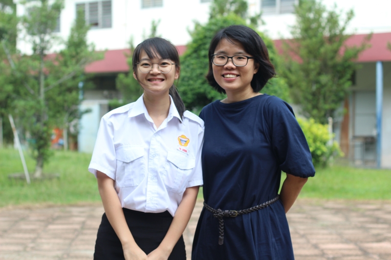 廖宝盈（左起）感谢纪瑞芬老师的无私教导，让她学会各种演讲技巧。