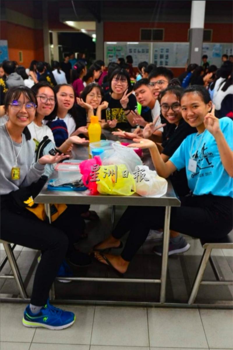沈希韦（右一）在培训营与其它学记们搓汤圆。