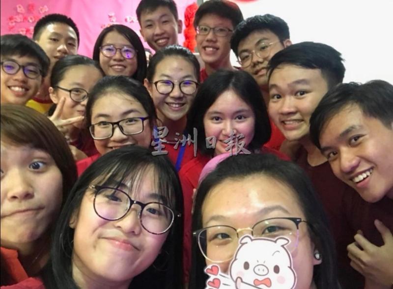 邝冠源（右一）与关丹学记们在团圆饭时的大合照。