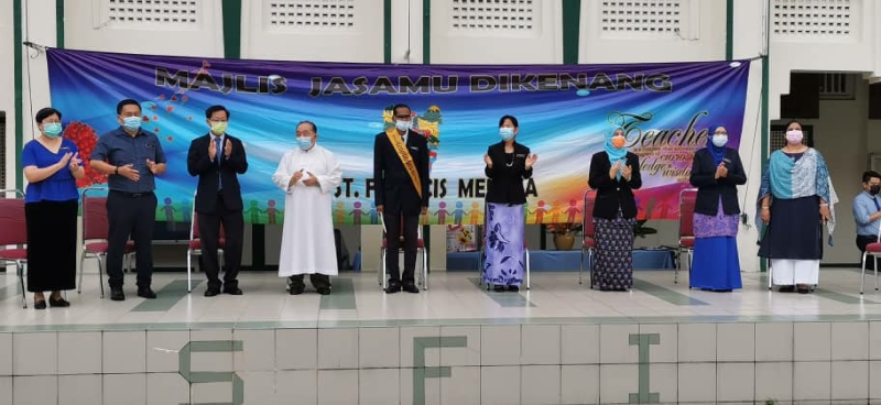 帕拉马斯温（左五）和校长及老师们合影。