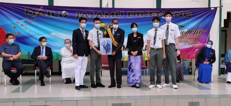 团体及协会学生代表赠送画相给帕拉马斯温（站者左三）。