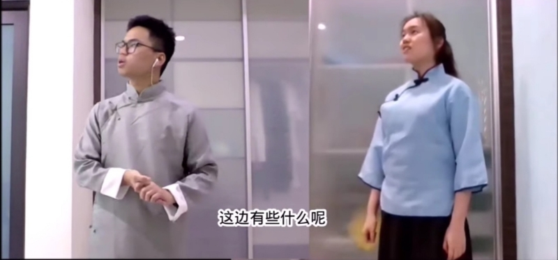 学生呈现相声表演。