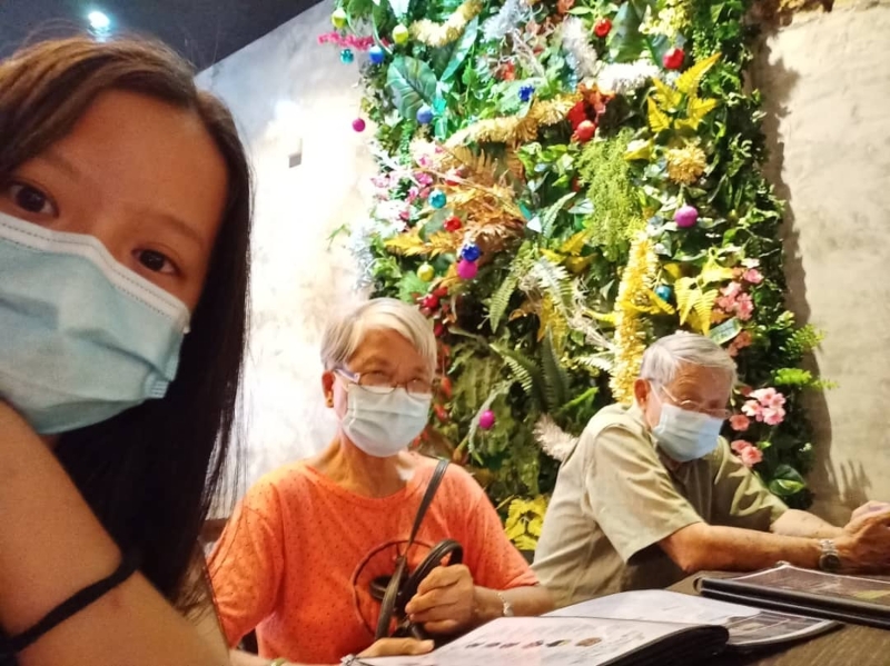 颜玮欣（左一）与外公外婆管制令前的合照。