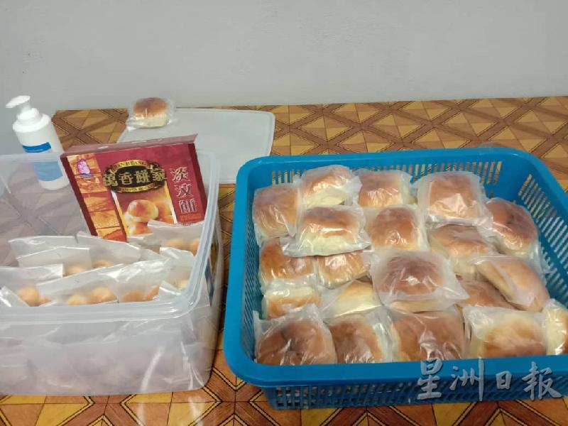 食物被摆放在学生进入校园的走廊处，当天的食物被领取完后，第二天就会更新“菜色”，换上别的茶点、干粮或面包。
