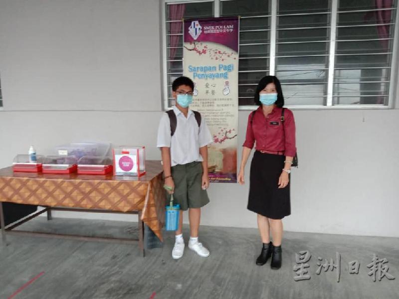 邓运英校长（右）与支持爱心早餐计划的学生合照。
