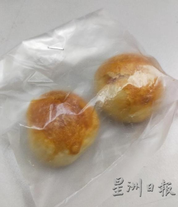 槟城特产淡汶饼是邓校长推荐的好康茶点，由她亲手包装分成一袋两粒，有着满满用心。