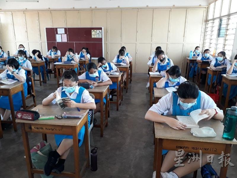 同学们专注地阅读读物。