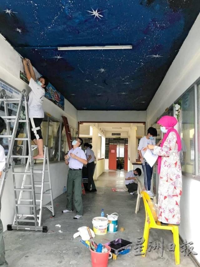  师生们都来协助布置太阳系走廊。