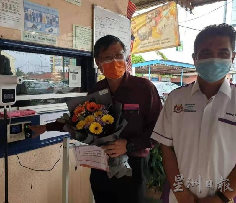 刘喜明老师最后一次打卡下班。