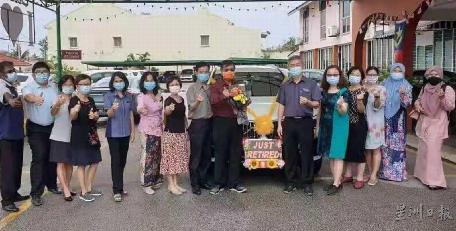 老师们送别刘喜明老师离开。