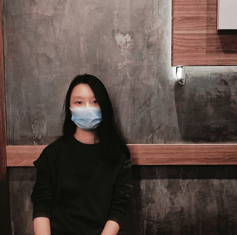 学生邱宁获得满分出席率奖、积极上课奖和阅读报告奖。