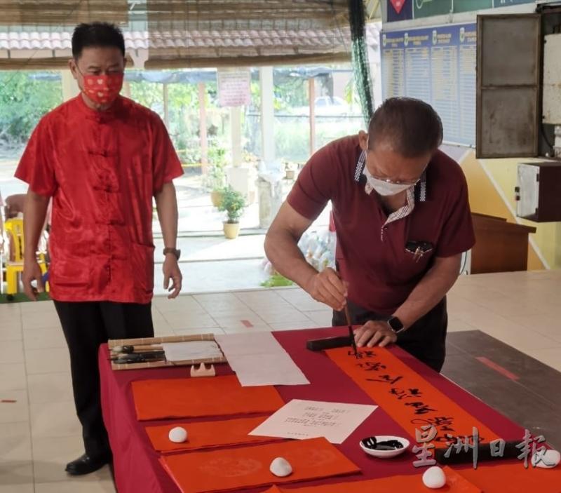 书法家潘先煌在现场进行挥毫示范。