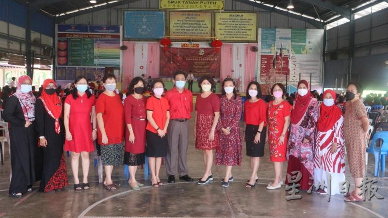 老师们穿上红色的喜庆服装到校参与活动，喜气洋洋。