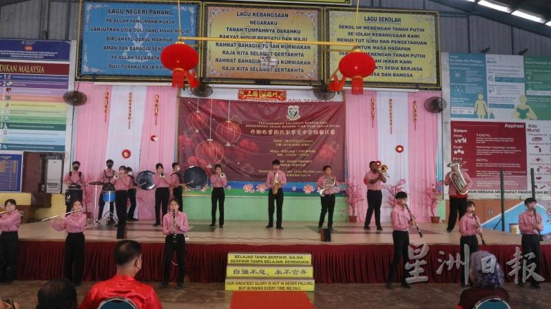 铜乐队带来精彩表演，炒热现场气氛。