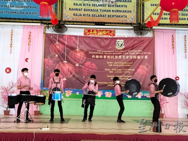 铜乐队带来精彩表演，炒热现场气氛。