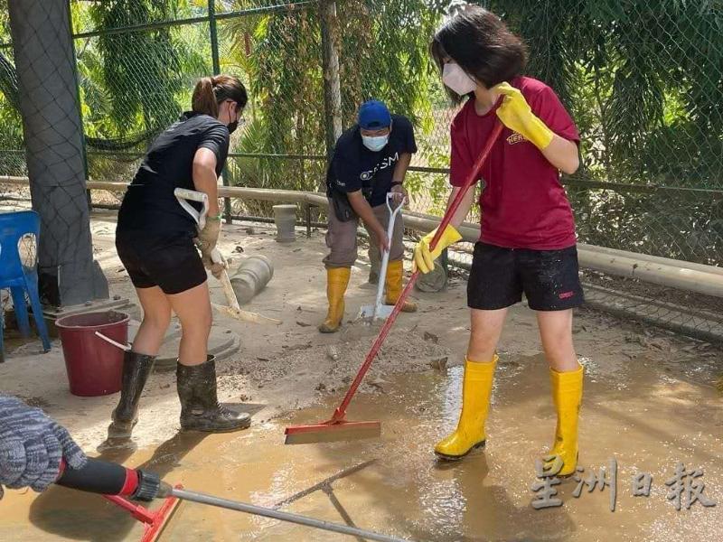 学生们正在清理校园。