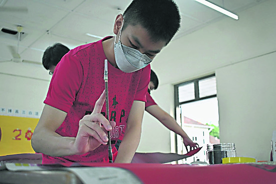 学生们专心挥毫。