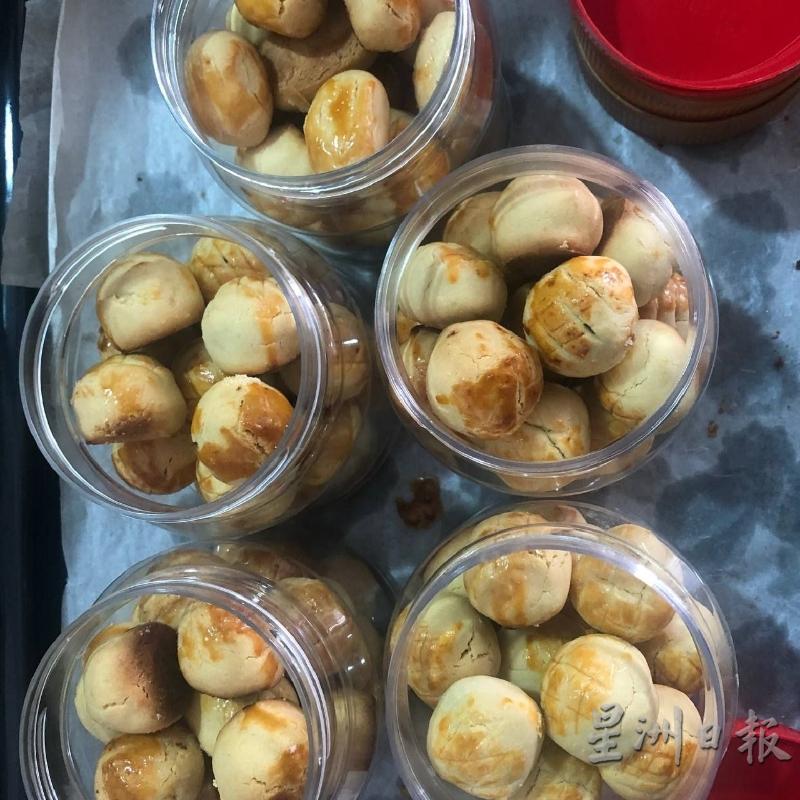 圆滚滚的凤梨酥在召唤你。