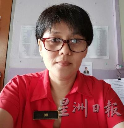 学校辅导老师何晓菁是赠送原子笔计划的负责人。