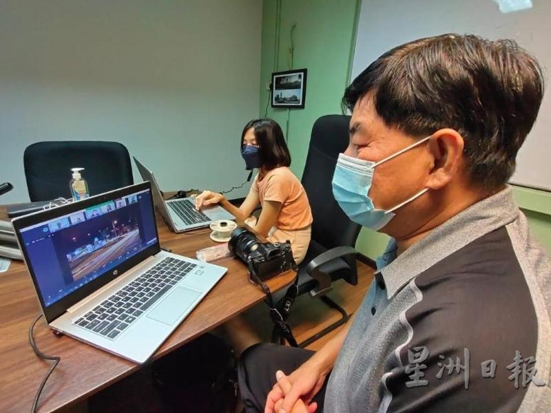 郑霹麟（右一）为营员们讲解拍摄构图、感光等技巧。