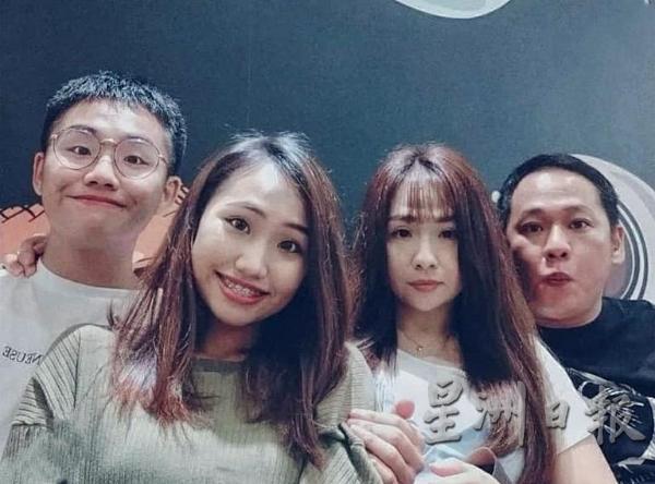 谢俊彦（左）与家人的合照。