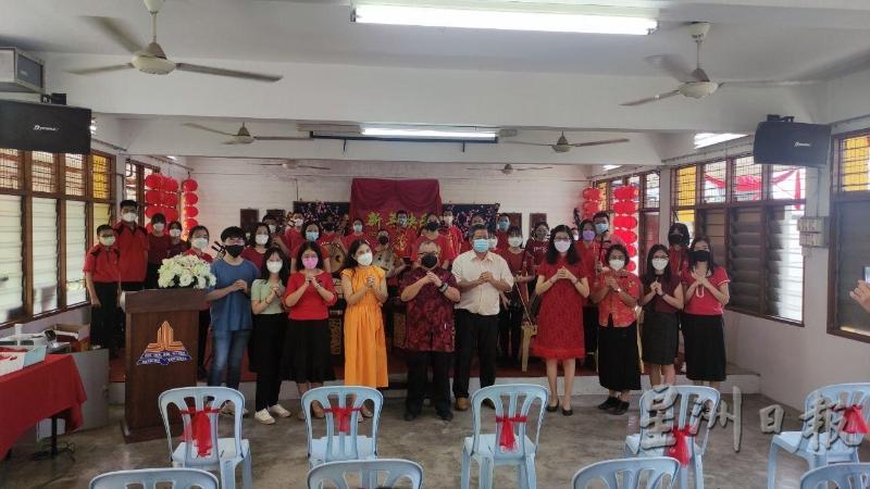 华都中学华乐团趁着新春佳节举办新春团拜活动，并趁机促进团员彼此的感情。