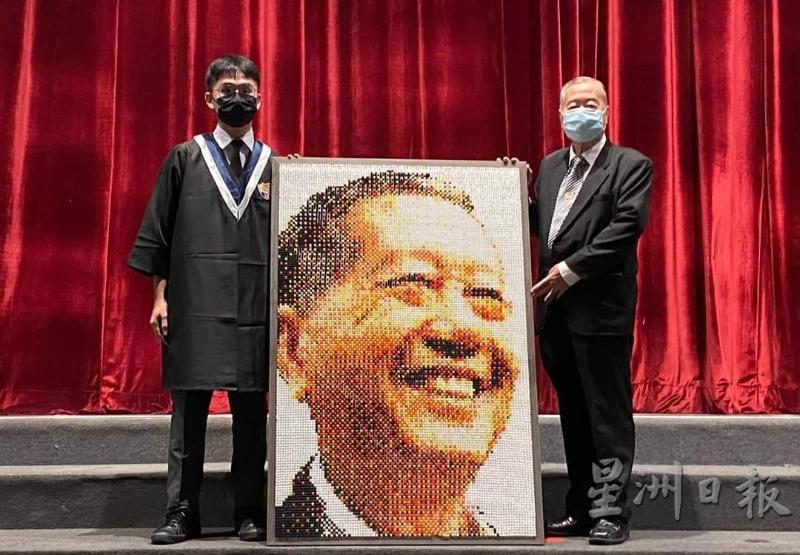 谢俊彦（左）与吉华独中董事长李斯仁合作，在2020年创作《李斯仁精神》。