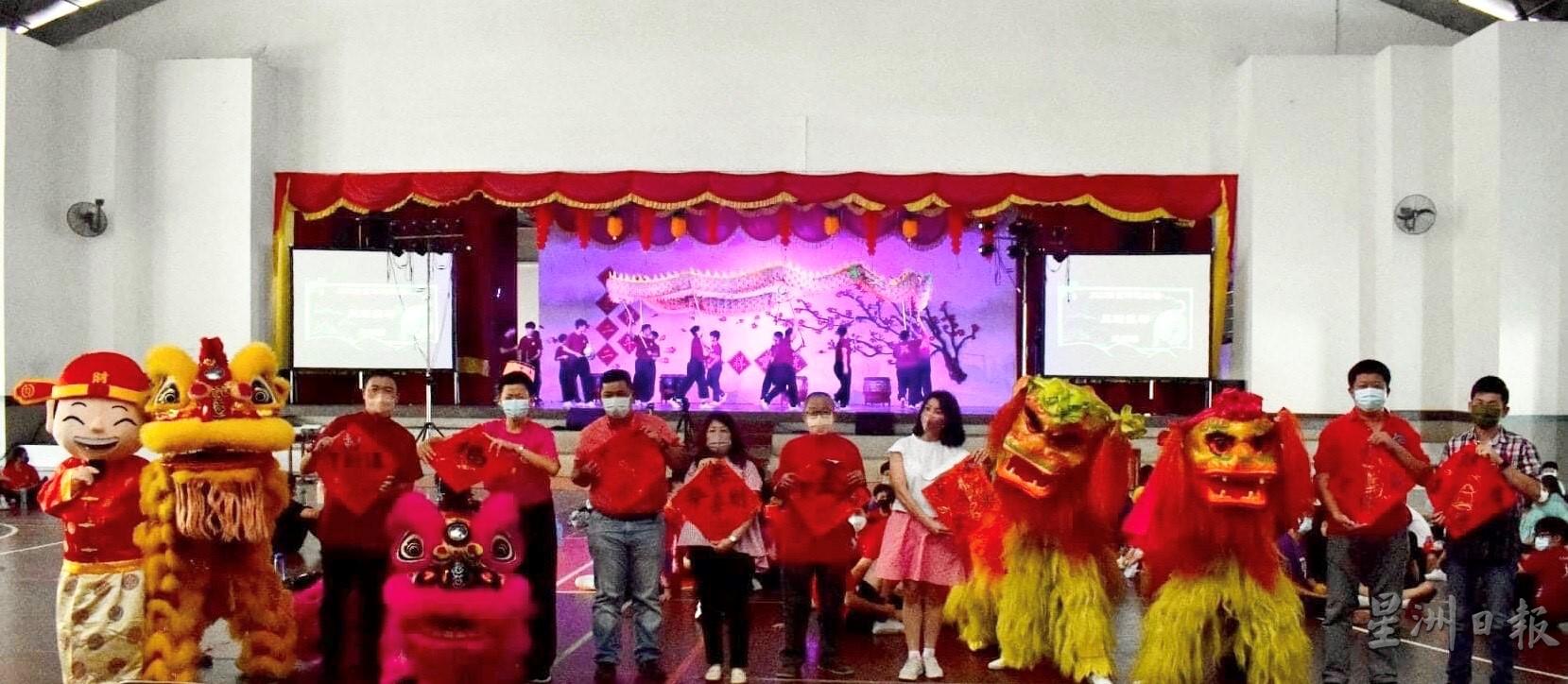 龙狮团呈现表演《三端呈祥》，并与董家教合影。