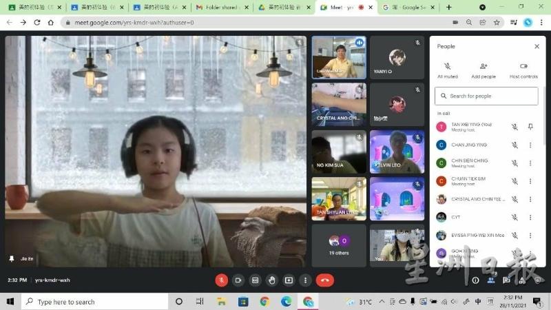 学生通过学习柯达伊手语来掌握音的高低。
