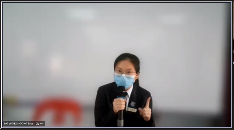 候选人在线上周会时发表演讲“拉票”，让中三至中五生投票给自己心目中的学长团团长人选。图为卢颖欣在演讲时善用肢体语言，生动带出演讲内容。