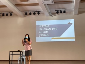 钱秀芳讲解学生纪律犯错系统。