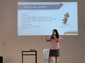 钱秀芳劝解学生，任何发言必须三思后行，避免自己无心所言而伤及他人。
