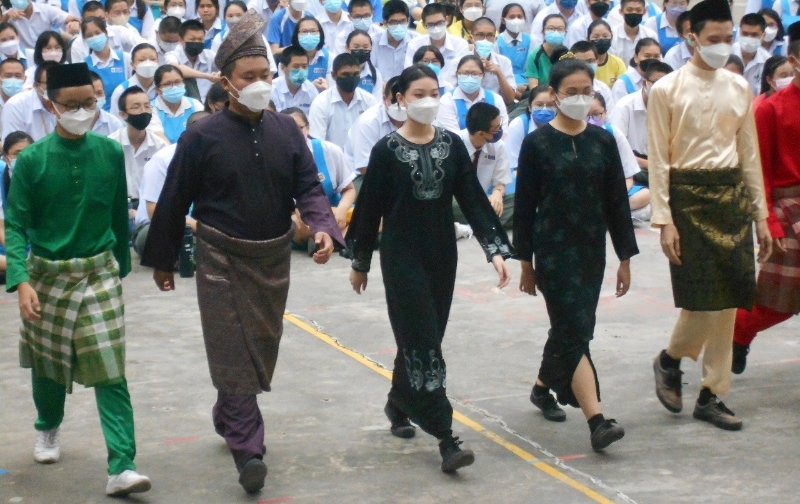 模特儿学生在篮球场上自信大方展示自己的马来服装，不只炒热气氛，还让学生们了解马来传统服装。
