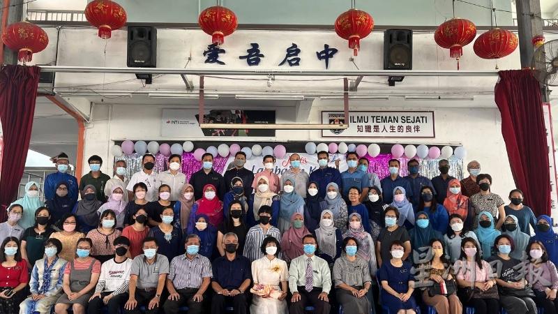 全体教职员在荣休仪式上，与谢玉莲（前排左八）进行大合照。