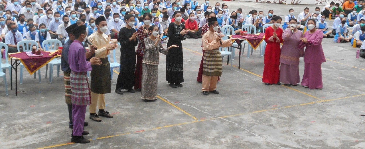 《Ceria Raya》大合唱，全场打拍子助兴。