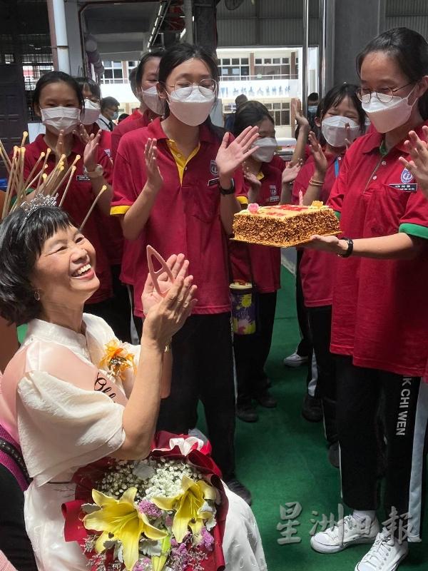 “老师，感恩有您！”学生们为谢玉莲（坐者）献上蛋糕，欢庆其荣休仪式。