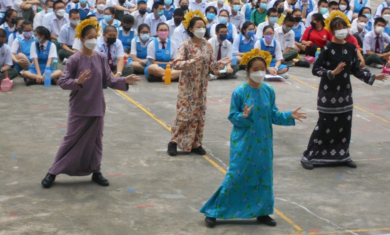 由中二同学呈献的《Seloka Hari Raya》舞蹈表演舞步优雅。