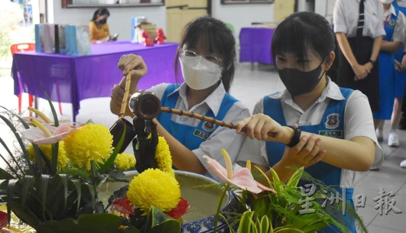 在学校体验浴佛的学生们。