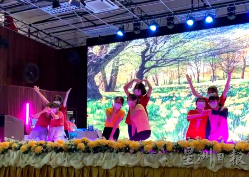 中五生呈献舞蹈表演。