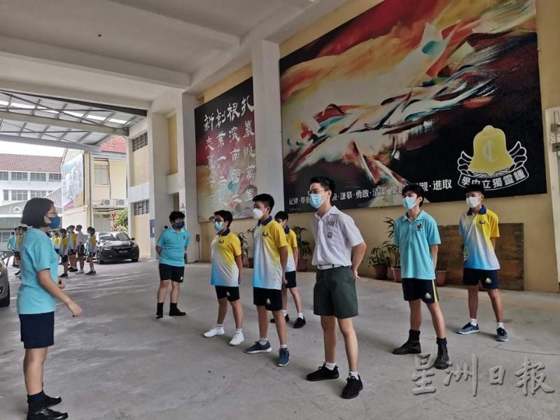 少年军在实体课外活动恢复后练习步操。