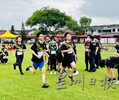 参赛者们拼尽全力挥洒汗水，争取得到好名次。
