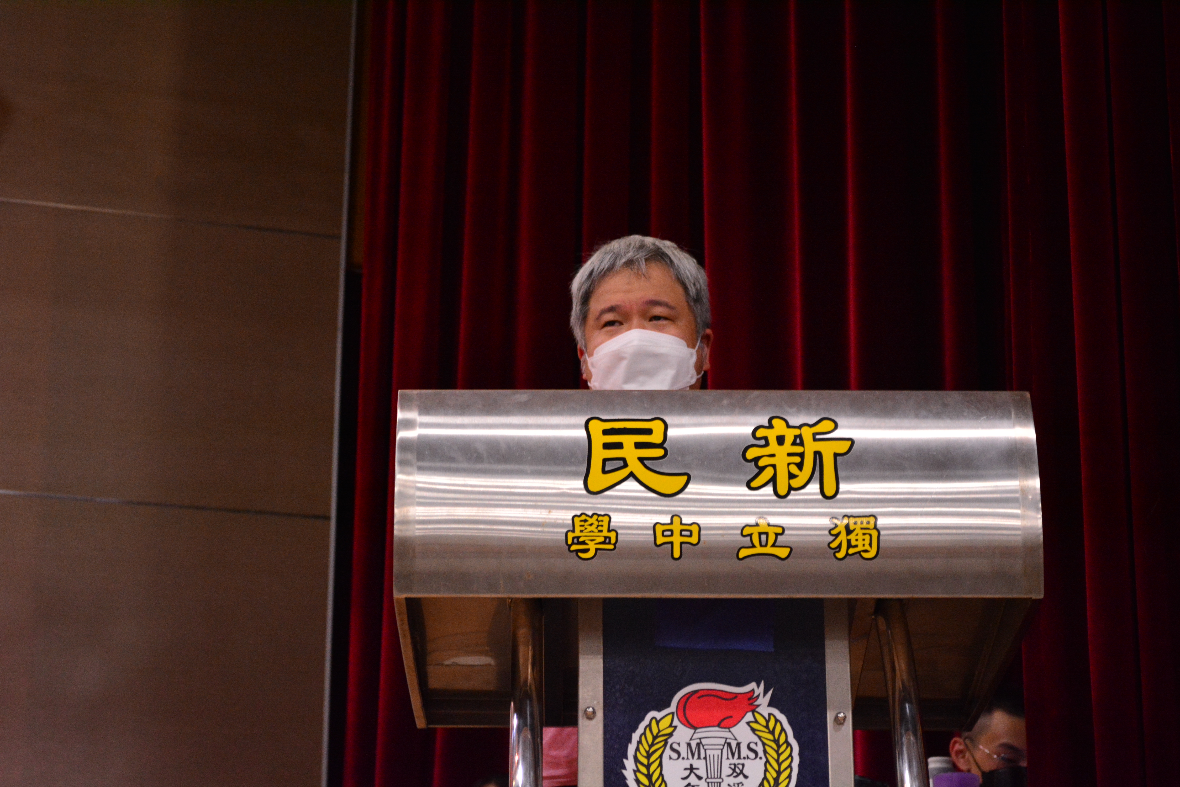 陈志强欢迎新生加入新民大家庭。