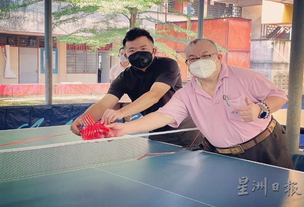校长欧财（右）与李凯恩为乒乓训练场剪彩。