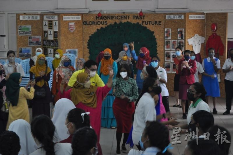 跳舞环节时老师们都很放得开，在舞池里跳起来。