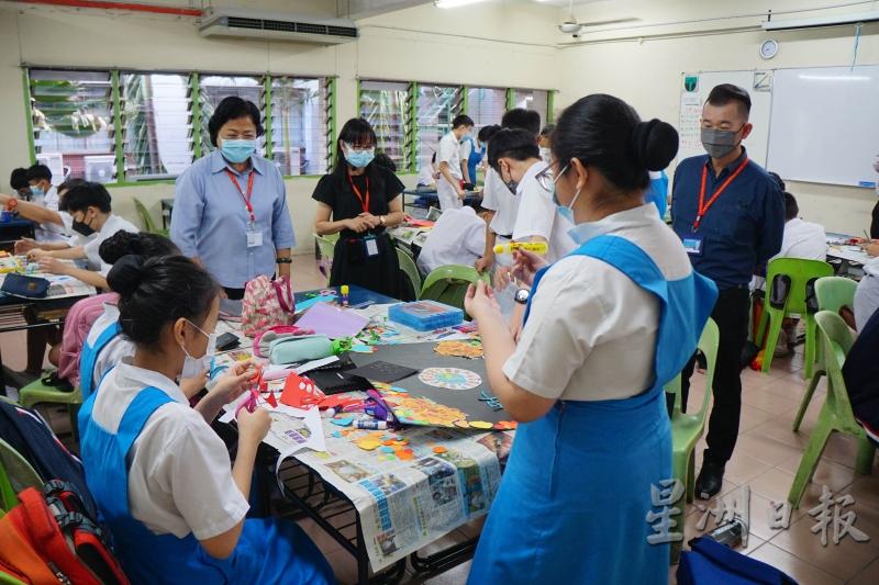 同学们合力完成德育海报设计比赛。