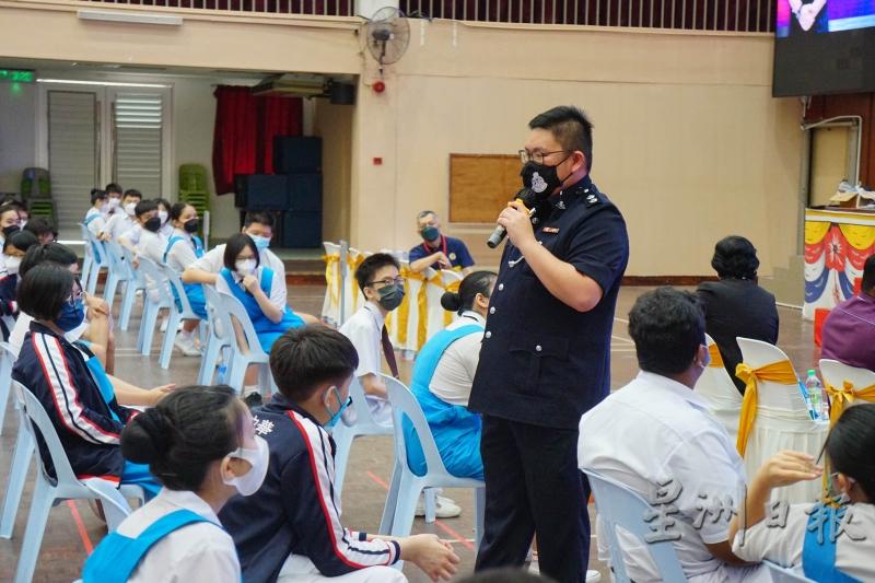 萧凯俊警官为学生主讲《青少年犯罪预防》讲座。