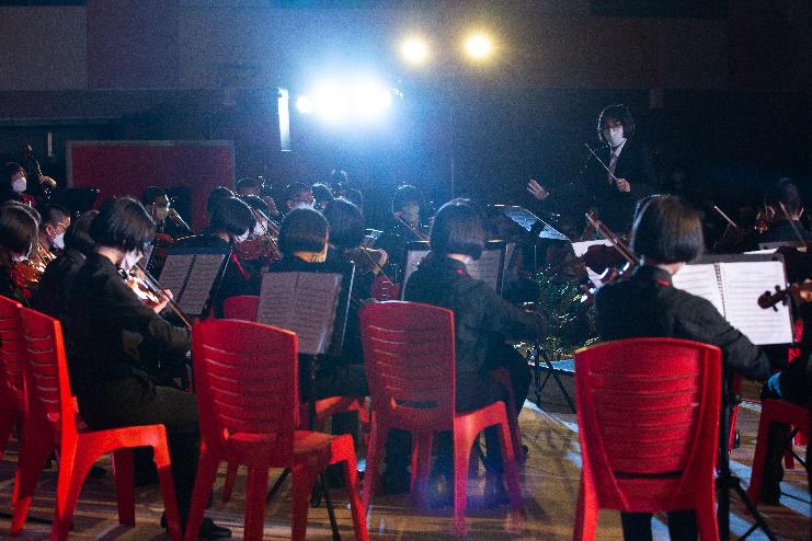 大山脚日新中学日前举办疫情后首场实体音乐会，收获热烈反应。